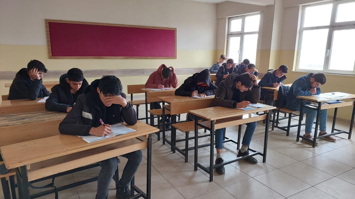 Hedef 2024 YKS hazırlıkları kapsamında Hasköy Anadolu İmam Hatip Lisesi Olarak Okulumuzda seri Deneme Sınavlarımız devam etmektedir.
